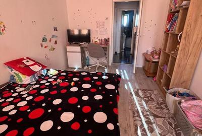 Apartament cu 3 camere decomandat în Calea București