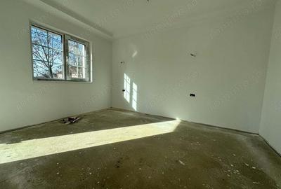 Casă cu 5 camere cu Teren 350 Mp în Moșnița Veche - 1