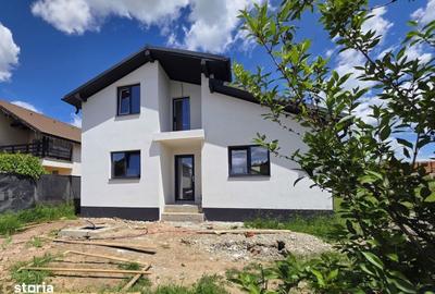 Casă cu 4 camere în Noua