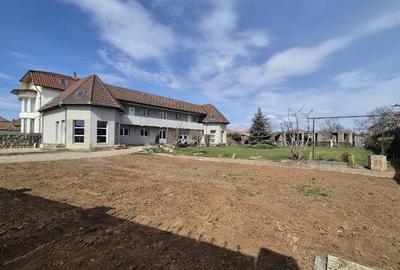 Casă cu 5 camere cu Canalizare în Central - 3