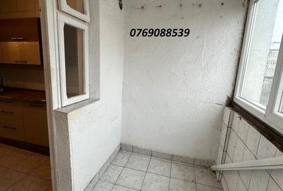 Apartament cu 3 camere semidecomandat în Rahova