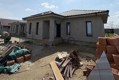 Casă cu Teren 444 Mp în Golești - 3
