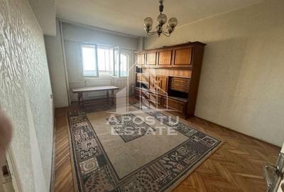 Apartament cu 3 camere, decomandat, etaj intermediar, zona Sagului