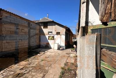 Casă individuală cu 4 camere cu Canalizare în Km 5 - 8