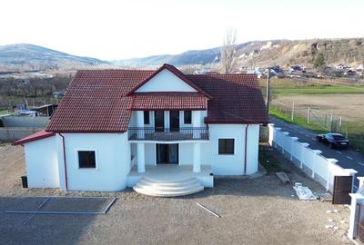 Vila deosebita Parter + Mansarda de vanzare in Odobesti - 1