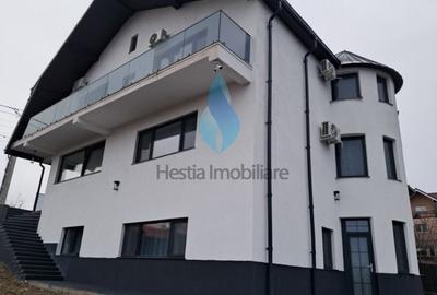 Casă cu 8 camere cu Canalizare în Viticultori - 1