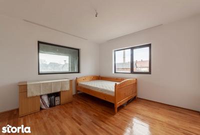 Casă cu Teren 4563 Mp în Central - 6