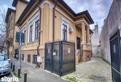 Casă cu 10 camere cu Canalizare în Centrul Istoric - 3