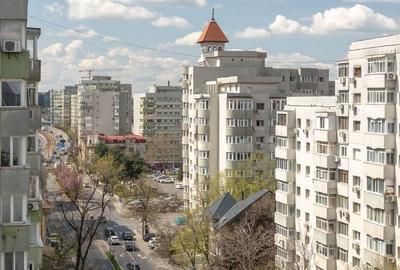 Apartament cu 3 camere semidecomandat, mobilat în P-ța Victoriei