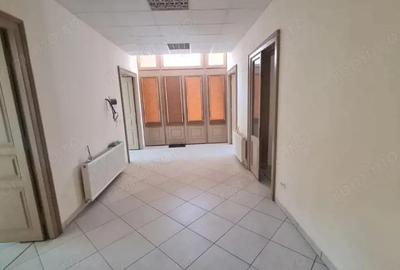 Spațiu comercial, de 110 mp, în Central - 4
