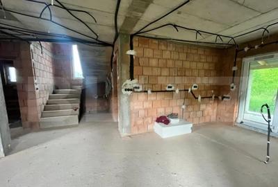 Casă cu 4 camere cu Teren 1000 Mp în Central - 2