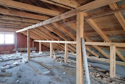 Vand vila Parter , str Apateului -Sinmartin, SC-240 mp , teren 668 mp , garaj , utilitati , trifazic - 8