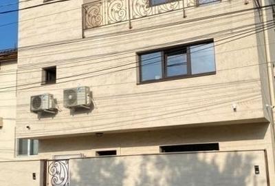 Casă individuală cu 6 camere cu Teren 50 Mp în Vitan - 1