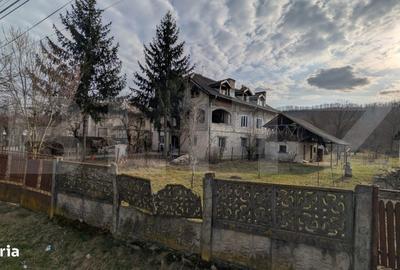 Casă cu 7 camere cu Teren 1656 Mp în Hulubești