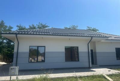 Casa pe Parter - strada privata - aproape de DN1 si A0 - 1