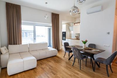 Apartament cu 3 camere semidecomandat, mobilat în Est