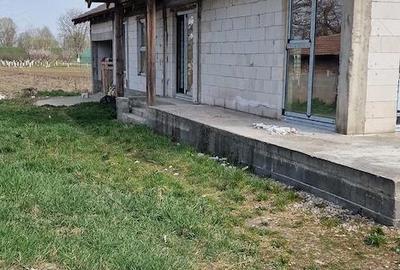 Casă cu 4 camere cu Teren 2712 Mp în Central - 2