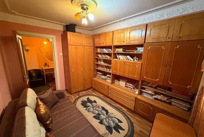 Apartament cu 3 camere decomandat în Exterior Vest