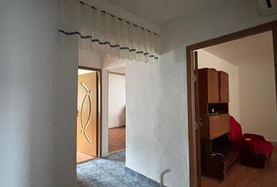 Apartament 3 camere decomandat, zona piață