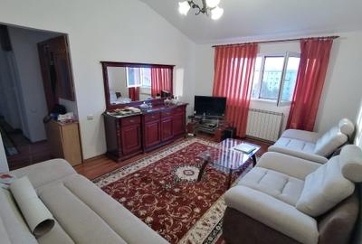 Apartament cu 3 camere decomandat, mobilat în Poarta 6