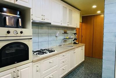 Apartament cu 2 camere decomandat, mobilat în