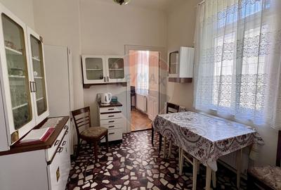 Casa interbelica de vanzare, 4 camere, ultracentral Galati - 8