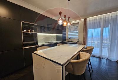 Apartament cu 3 camere semidecomandat, mobilat în Central