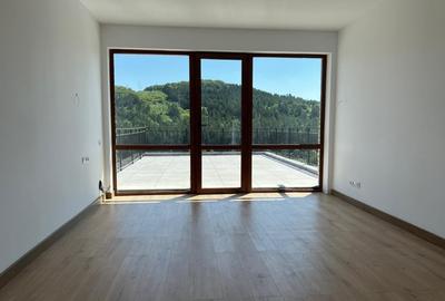 Apartament cu 4 camere semidecomandat în Florești