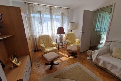 Pe frumoasa strada Platanilor, renumita pentru zona inverzita din jurul blocului - 3