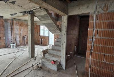 Casă cu 4 camere în Olteni