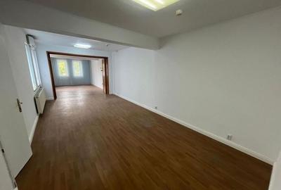 Casă cu 8 camere cu Teren 200 Mp în Banu Manta - 4