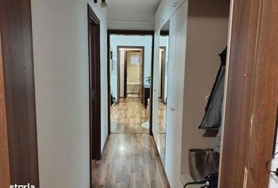 Apartament cu 3 camere semidecomandat în Craiovița Nouă