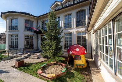 Casă individuală cu 10 camere cu Canalizare în 23 August - 5