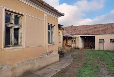 Casă cu 6 camere cu Teren 3000 Mp în Chesinț - 2