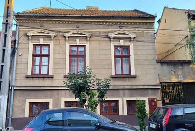 Casă cu 5 camere cu Teren 293 Mp în Central