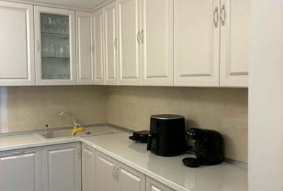 Apartament cu 3 camere în Tractorul - 1