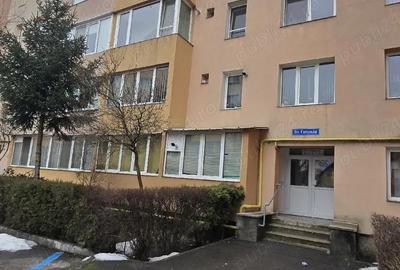 Apartament cu 4 camere decomandat în Florilor - 2