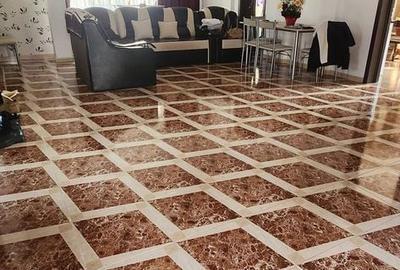 Casă cu 6 camere cu Teren 3160 Mp în Central - 1