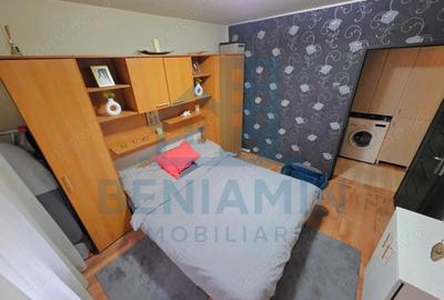 Apartament cu 3 camere decomandat în Craiovița Nouă