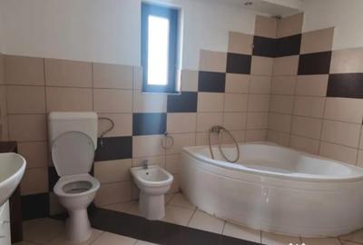 Casă cu 5 camere cu Teren 1600 Mp în Central - 13