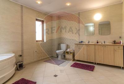 Casă cu 6 camere cu Garaj în Central - 17