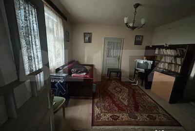 Casă cu 3 camere cu Teren 2700 Mp în Central - 2