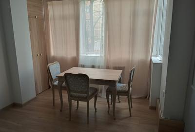 Apartament cu 3 camere semidecomandat în Central - 1