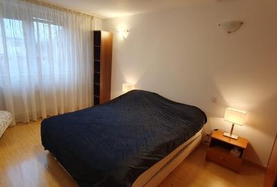 Apartament cu 3 camere decomandat în P-ța Victoriei
