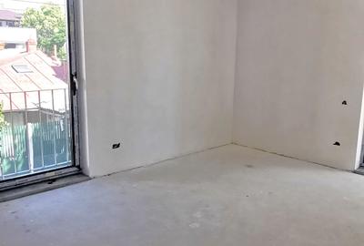 Penthouse cu 3 camere semidecomandat în Plevnei