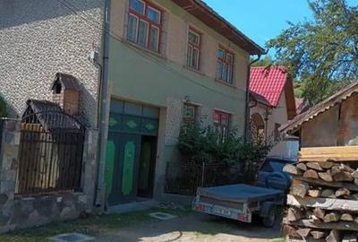 Casă cu 4 camere cu Teren 200 Mp în Poiana Mărului