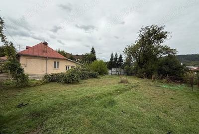 Casă cu 3 camere cu Teren 500 Mp în Central - 1