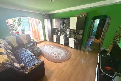 Apartament cu 3 camere semidecomandat în Craiovița Nouă