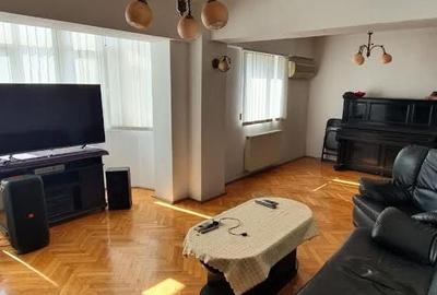 Apartament cu 4 camere decomandat în Central