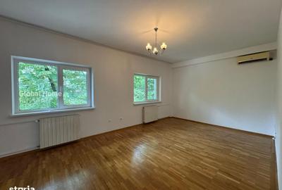 Casă cu 4 camere în Vatra Luminoasă